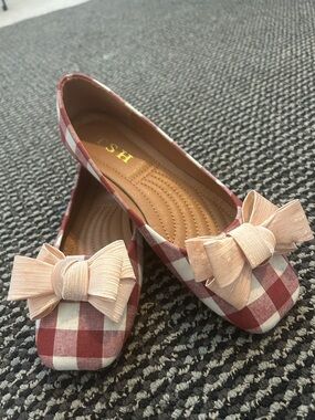 NWOT Plaid Bow Flats in Red and White